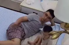 爸爸放了个屁抓给自家宝宝闻，宝宝反应过来后瞬间抓住……图片