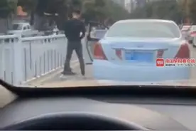 被拘了！防城港男子当街小便，经核查系无证驾驶图片