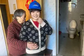 衢州女子戴头盔为78岁婆婆洗澡：背后故事催人泪下图片