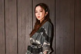 邓紫棋晒自拍 身穿白色蕾丝裙女神范儿足图片