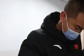 呼和浩特一所中学为每班配“老人机”，禁止学生带手机进校视频封面