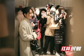 《怦然再心动》王子文吴永恩手挽手逛街 惊喜探班感情迅速升温图片