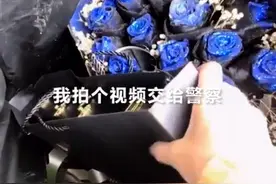 女子遛狗时垃圾桶里发现精美礼盒，竟翻出钻戒和银行卡图片
