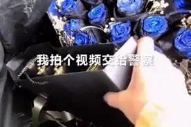 女子遛狗时垃圾桶里发现精美礼盒，竟翻出钻戒和银行卡图片