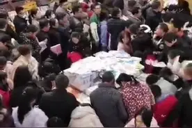 江西家长群涌购买指定教辅书籍 教育局介入调查，书店正退书图片