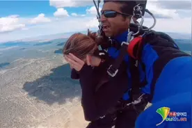 浪漫满分！美国男子高空跳伞时求婚 戒指紧咬口中惊呆女友图片