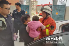 父母粗心将娃和车钥匙都反锁车内 消防部门发警示图片