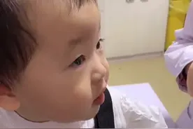 萌娃打针前狂夸护士漂亮，结局令人捧腹图片