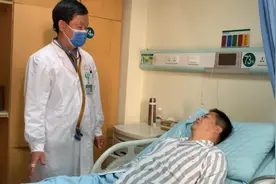 男子踢球突发心梗险丧命，医生：正是坚持运动救了他视频封面
