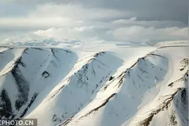 初春航拍新疆巴音布鲁克高原雪景图片