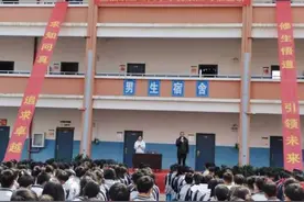 北大学子龚欢到初中母校宣讲，分享学习经验图片
