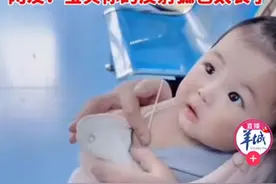 反射弧有点长！萌娃打针深情凝望护士，打完才反应过来大哭，网友：深情却被“辜负”图片