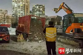多辆厢式货车改装成“黑渣土车”，被城管集中查处图片