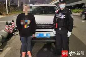 女子正在驾校学科目一，趁夜间带家人练车被查出无证驾驶图片
