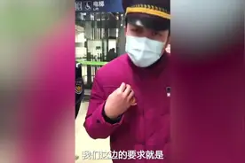 武汉地铁导盲犬不戴嘴罩被拒进站 专业人士：会影响它工作 地铁：依规执行的图片