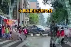 广东一司机强行穿过学生队伍过斑马线，下车还和老师争吵，交警回应图片