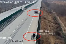 听见宁夏高速交警喊话，男子扔下妻儿驾车离去！老婆孩子狂追……图片