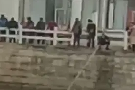“我会游泳，我下去救人！”图片