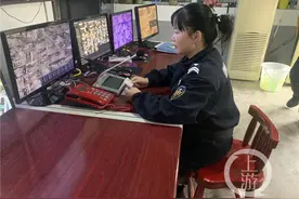 学雷锋日 | 景区女保安：经常捡手机、证件，有时候还“捡”小孩图片