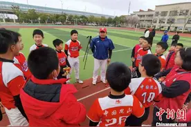 谈球两度流泪 台湾“老男孩”昆山带出棒垒球“大山家族”图片