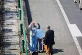 高速公路堵车三人下车遛狗，交警广播喊话让其返回车内视频封面