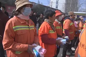 潍坊青州市：学雷锋公益行 爱心企业关爱一线环卫工图片