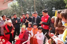 当百岁老人生日遇上学雷锋纪念日图片