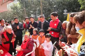 当百岁老人生日遇上学雷锋纪念日图片