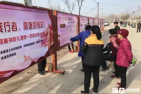 高唐县杨屯镇：“雷锋践行者 高唐好榜样”主题展览走入大集图片