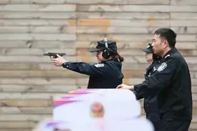 成都市唯一一个女所长啥形象？女警也是女汉子图片