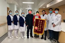 长沙一奶奶感觉下体有肉球掉出尴尬不已，医生：这不是肉球，是子宫图片