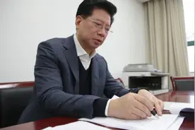 全国政协委员胡卫：建议大力引导培训机构转型发展视频封面