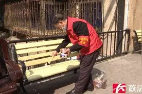 长沙七旬老人自掏腰包给社区凳椅刷油漆 照顾孤寡老人图片
