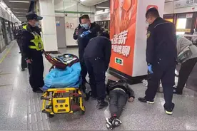 男乘客刚喝了两口水便躺倒在地不省人事，站务员陪同前往医院，还垫付1500元医药费图片