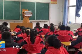 111秒｜穿小熊玩偶服给学生们上课的老师原来是她图片