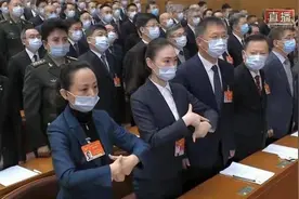 震撼！人民大会堂上手语“演唱”国歌的山东姑娘：以此表达大家的一种爱国主义情怀图片