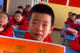 “老师坚信你会更好！”吉林小学生表现平平仍收获荣誉证书感动落泪，网友也看哭了图片