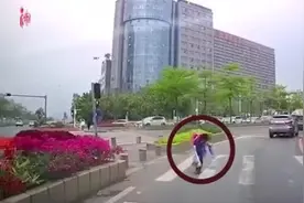 找到啦！过马路时“疯狂”点头致谢礼让车主的两个萌娃原来是她们……图片