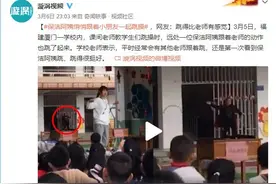 女老师在台上带学生跳操，背景中的保洁阿姨才是真正舞王图片