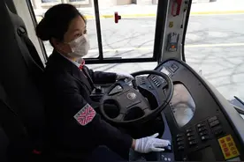 这条单程22公里的公交线路上，她是唯一的女驾驶员图片