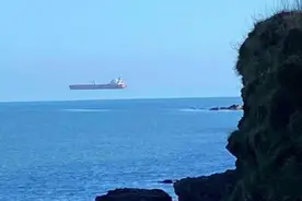 一艘巨型油轮飘在半空中犹如“幽灵船”，专家这样解释图片
