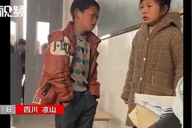 两名小学生吵架被老师教训 男孩影帝级表演全程高能图片