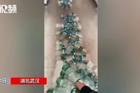 宿舍同学将矿泉水瓶串成长龙送给宿管阿姨，网友一看乐了图片