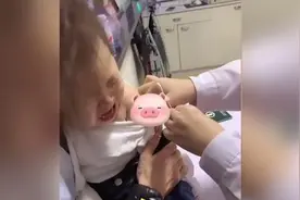 萌娃打针前狂夸护士：你咋这么漂亮呢视频封面