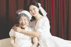 带88岁奶奶补拍婚纱照 抱养女孩：想留住她最美的样子图片