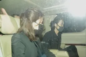 吴孟达遗孀与儿子同车离开灵堂 母子俩神情哀痛令人心酸图片