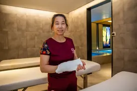 “手起巾落”20年的搓澡师傅：等孩子成家就歇手图片