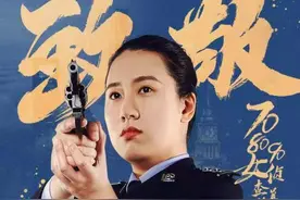 可爱女警的另一面：抓捕时踹破房门，挂着玩偶的帆布包里装着手铐、警棍……图片