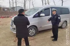 面包车空间大 挤挤能坐下 菏泽交警：这样很不安全图片