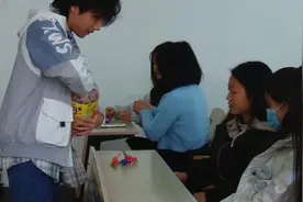 高校男生为全班女生送礼物：感谢她们平时的照顾视频封面
